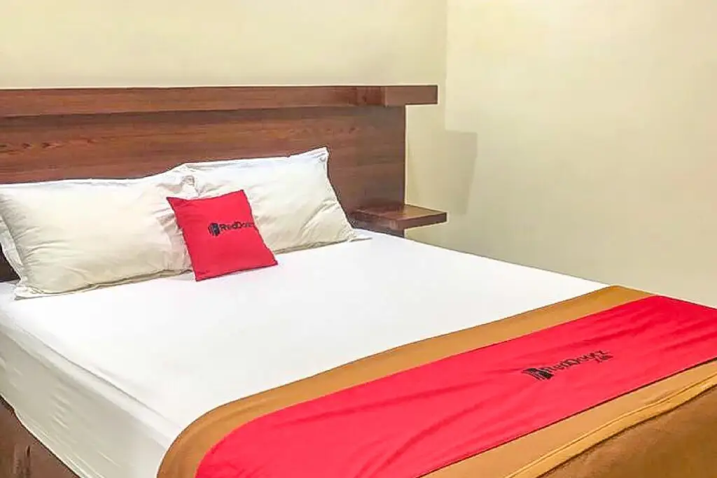 Сурабая: RedDoorz Syariah near Graha Pena