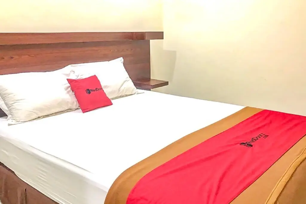 Сурабая: RedDoorz Syariah near Graha Pena