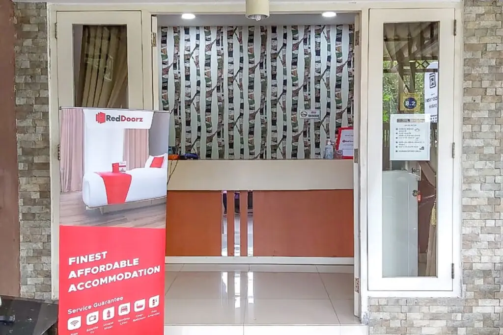 Сурабая: RedDoorz Syariah near Graha Pena