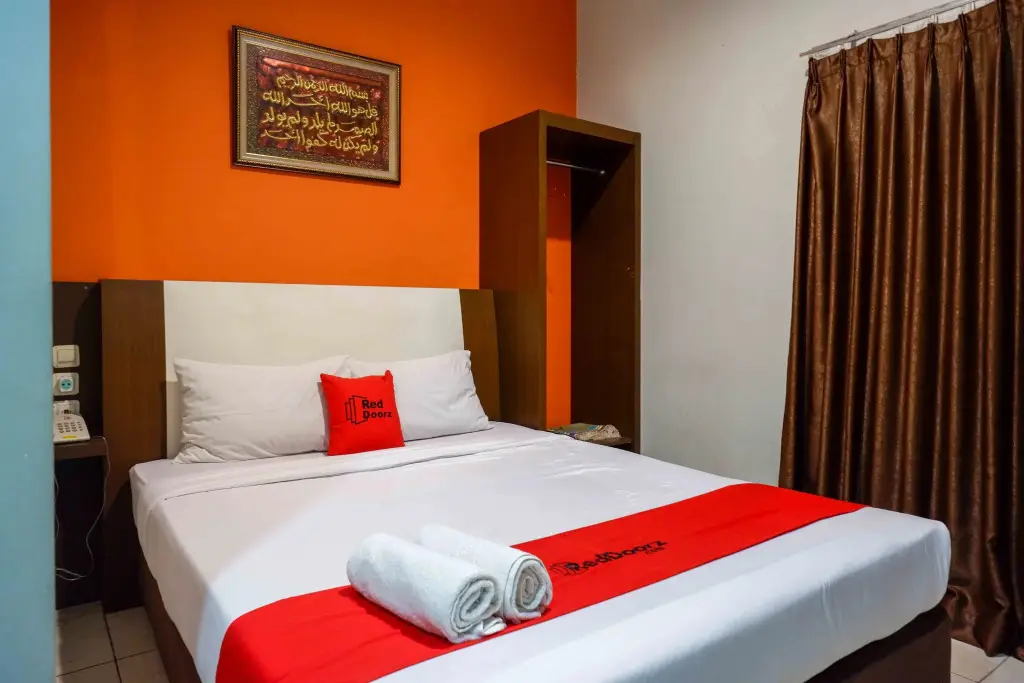 Батуретно: RedDoorz Syariah near Museum Wayang Kekayon