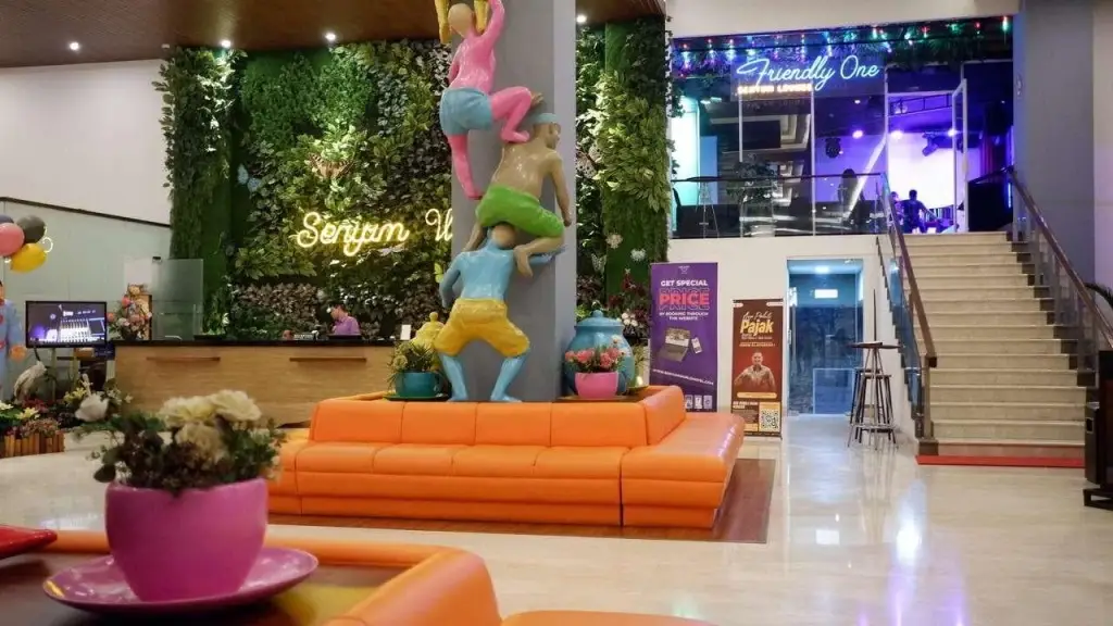 Бату: Senyum World Batu