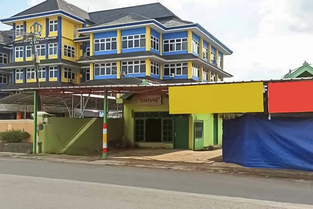 Метро: RedDoorz near Taman Merdeka Metro Lampung