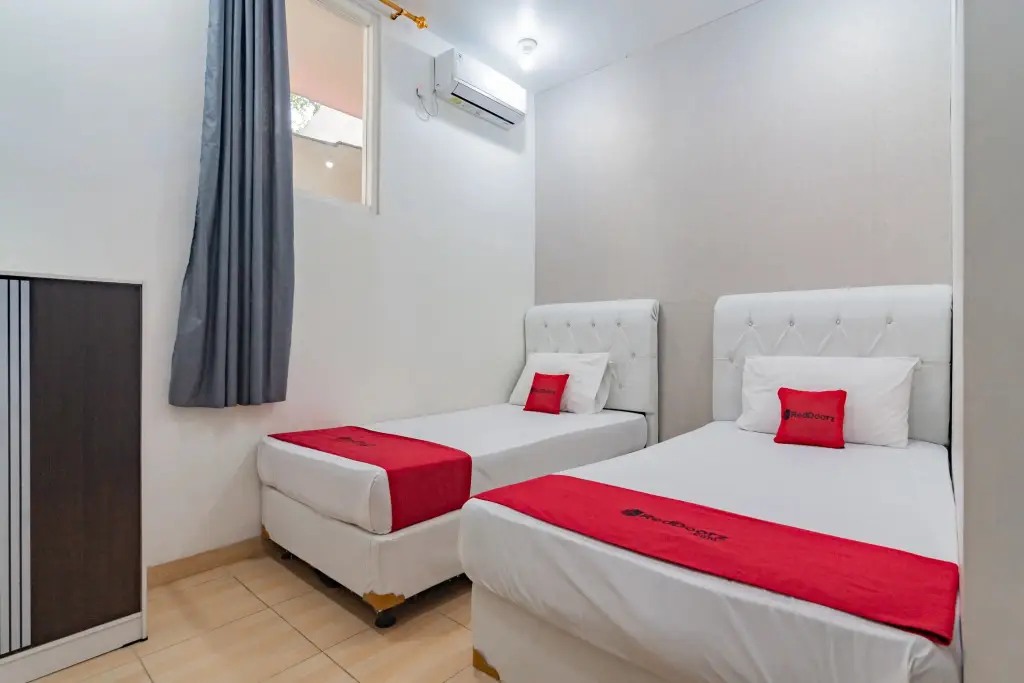 Чиребон: RedDoorz near Prujakan Station Cirebon