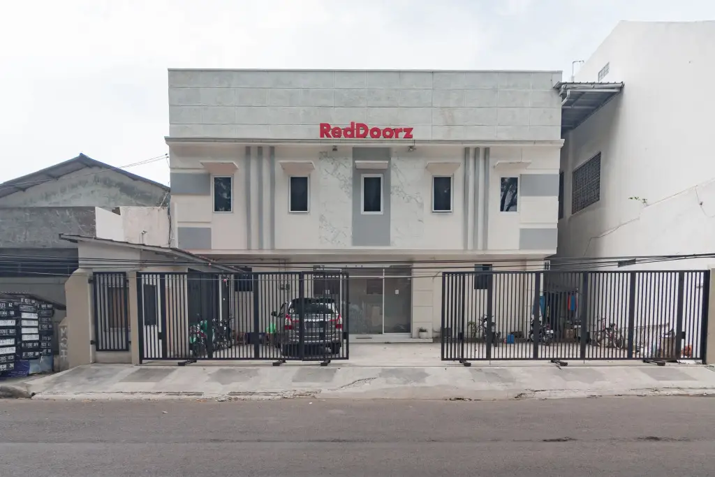 RedDoorz near Prujakan Station Cirebon — фото 1