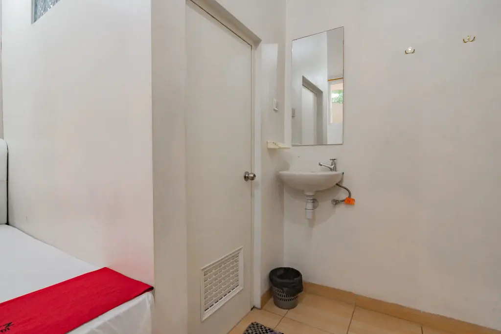 Чиребон: RedDoorz near Prujakan Station Cirebon