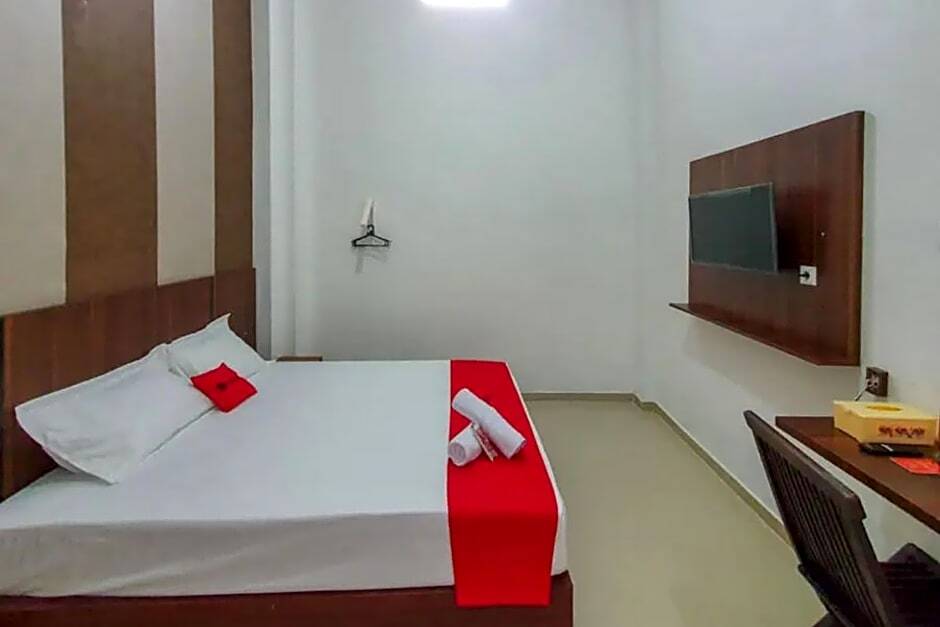 Суракарта: RedDoorz near Stasiun Purwosari