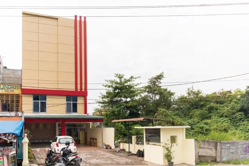 Formerly RedDoorz Plus @ Jalan Gatot Subroto Medan — фото 1