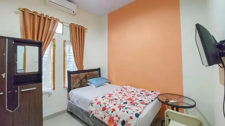 Макассар: Enine Homestay Makassar RedPartner