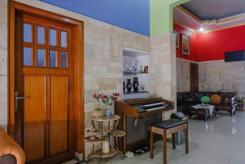 Маланг: Amalia Guest House by OYO Rooms