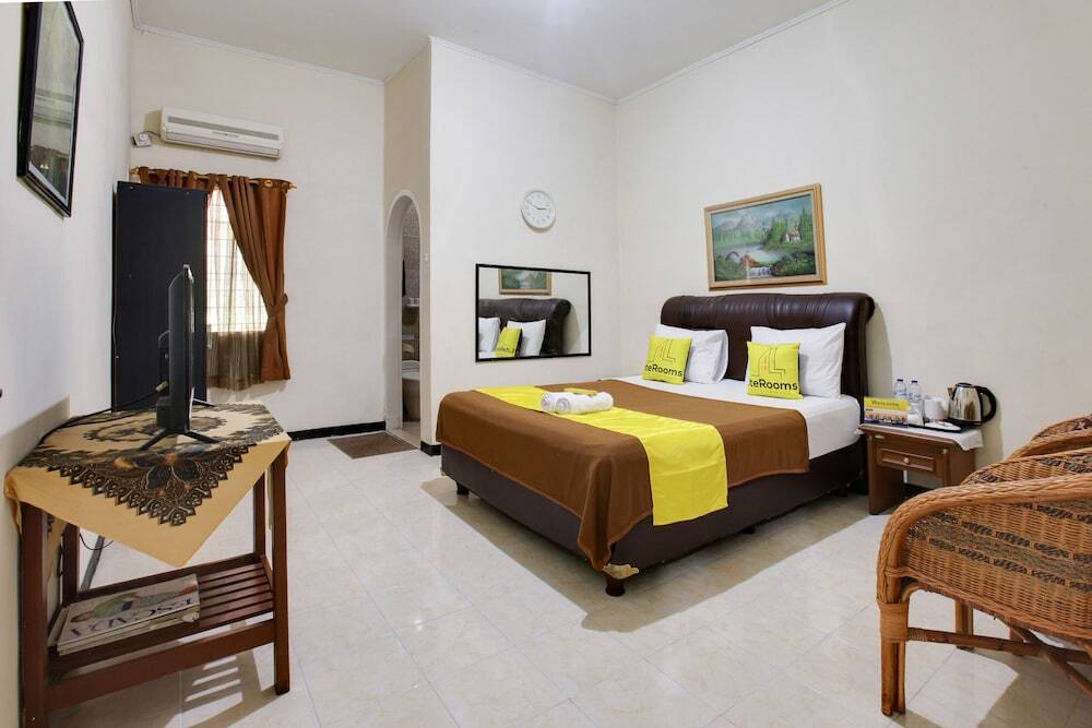 Богор: Bogor Guest House by Literooms