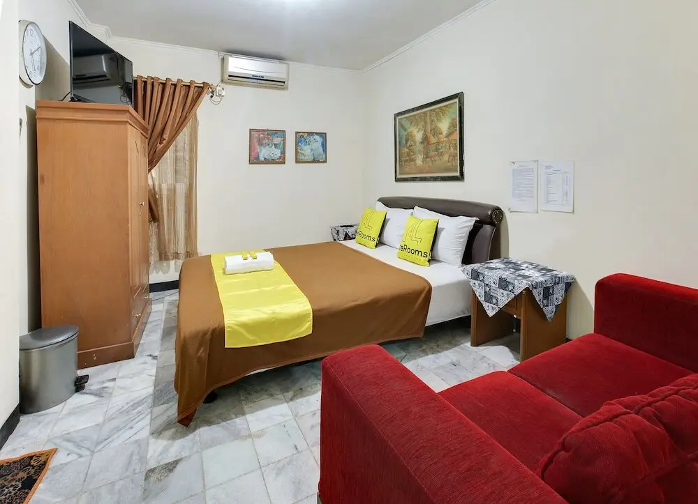 Богор: Bogor Guest House by Literooms