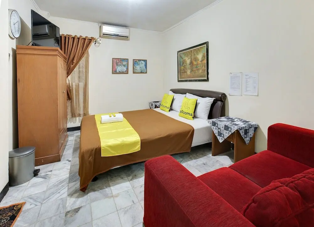 Богор: Bogor Guest House by Literooms