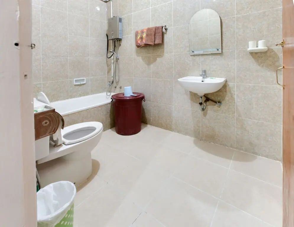 Богор: Bogor Guest House by Literooms