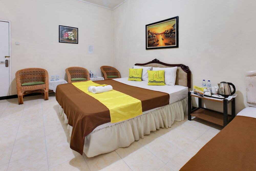 Богор: Bogor Guest House by Literooms