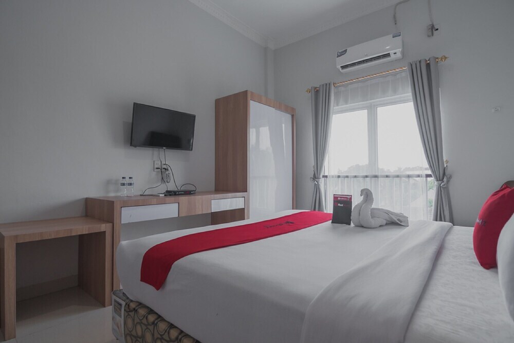 Медан: Elton Guest House By RedDoorz