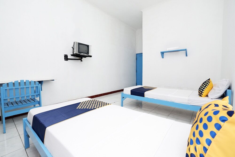 Тегал: Hotel Saudara by OYO Rooms