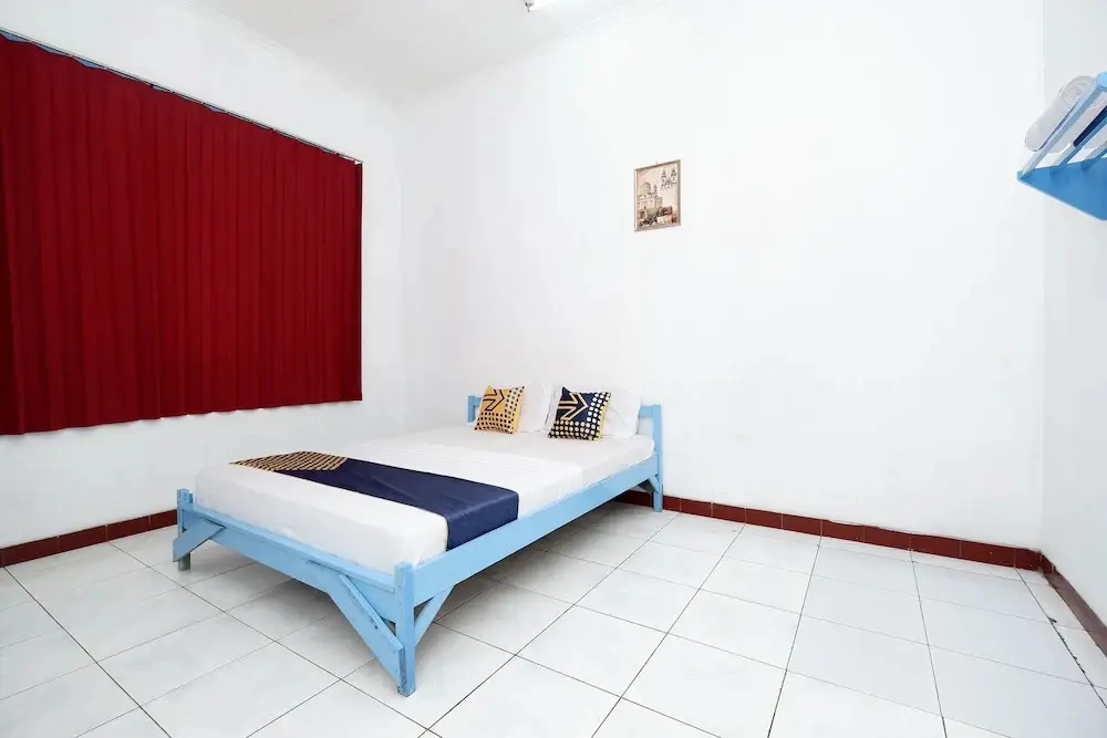 Тегал: Hotel Saudara by OYO Rooms