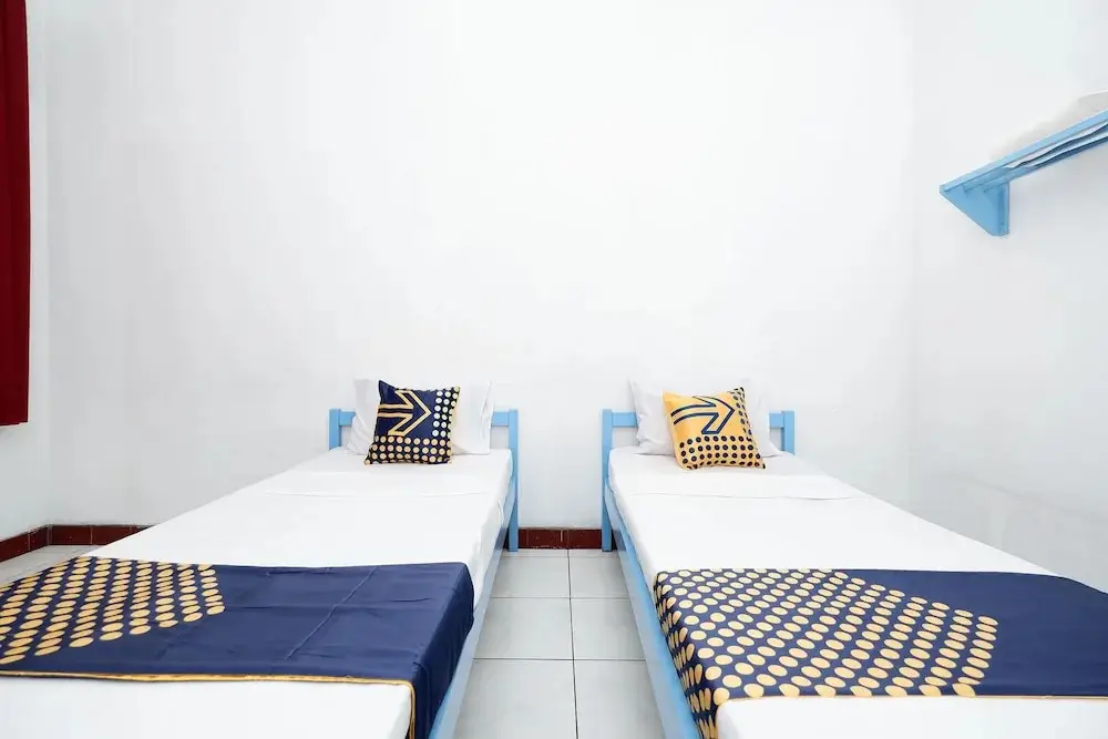 Тегал: Hotel Saudara by OYO Rooms