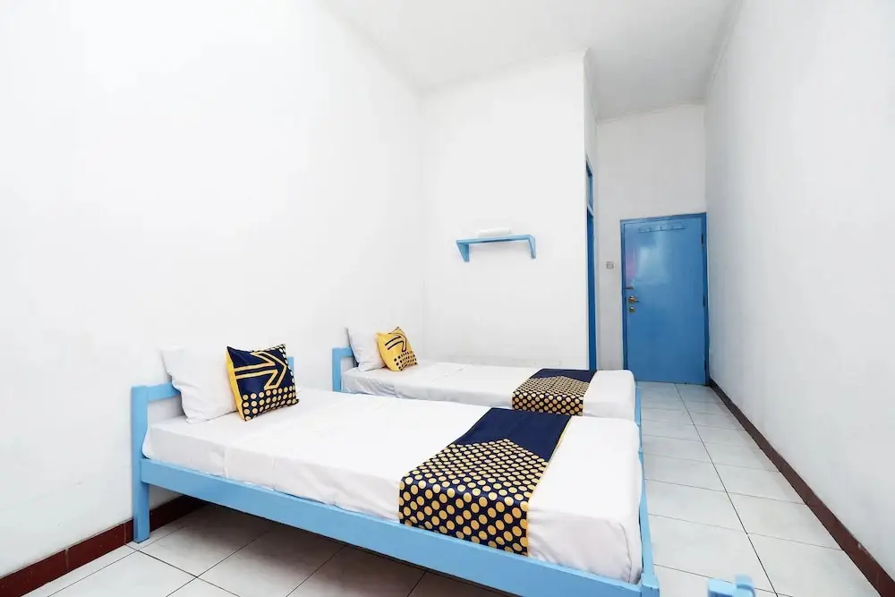 Тегал: Hotel Saudara by OYO Rooms