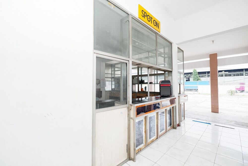 Тегал: Hotel Saudara by OYO Rooms