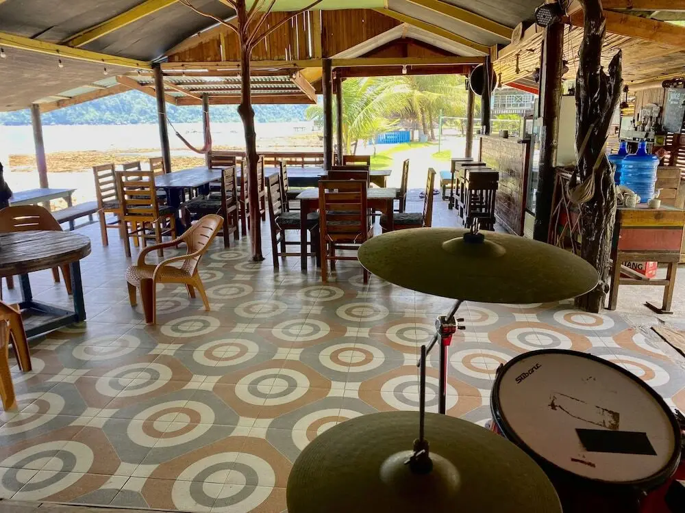 Паданг: Rickys Beach House