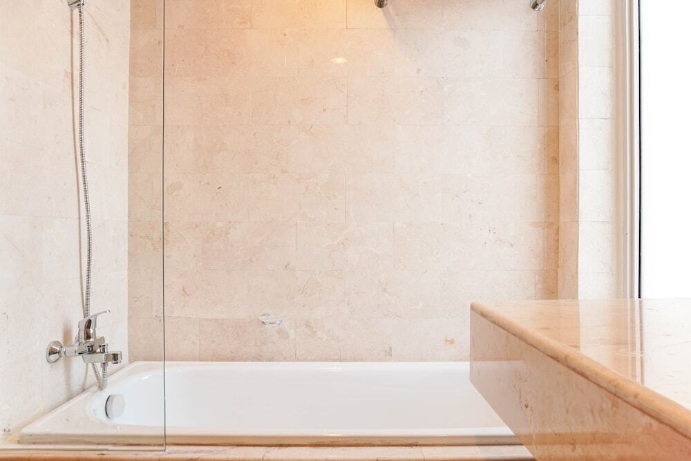 Джакарта: The Empyreal Condominium Epicentrum Apartment