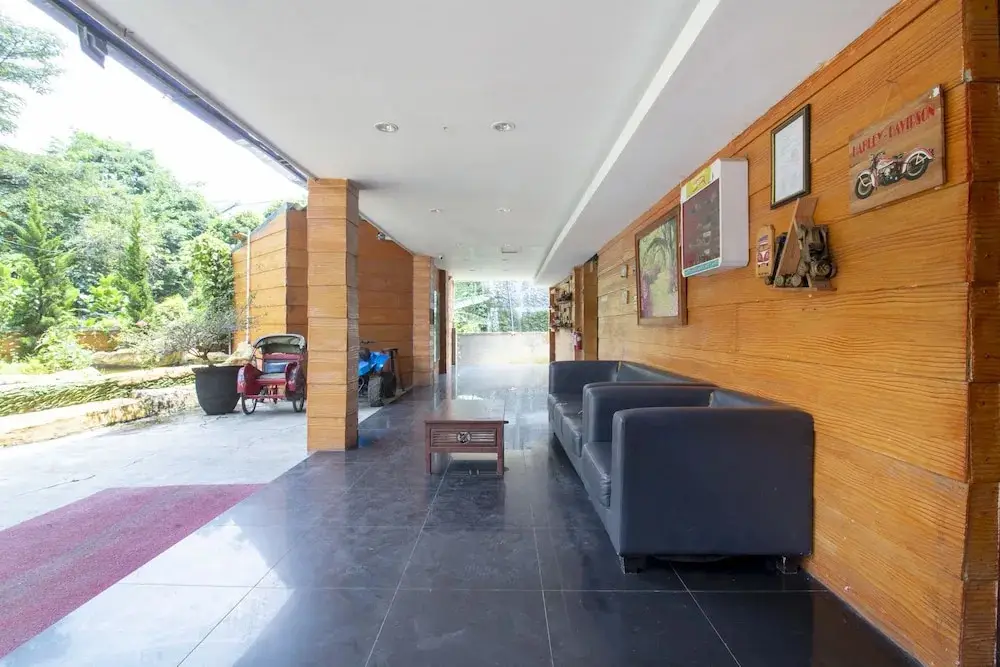 Маланг: Bwalk Hotel by OYO Rooms