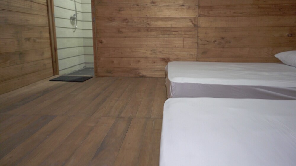 Бандар-Лампунг: Pulau Mahitam Resort & Cottage By Hotelku