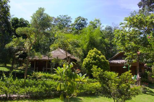 Букит Лаванг: On The Rocks Bungalows & Restaurant