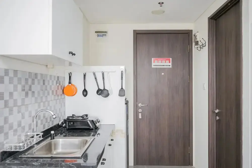 Южный Тангеранг: Chic and Spacious Studio at Bintaro Icon Apartment