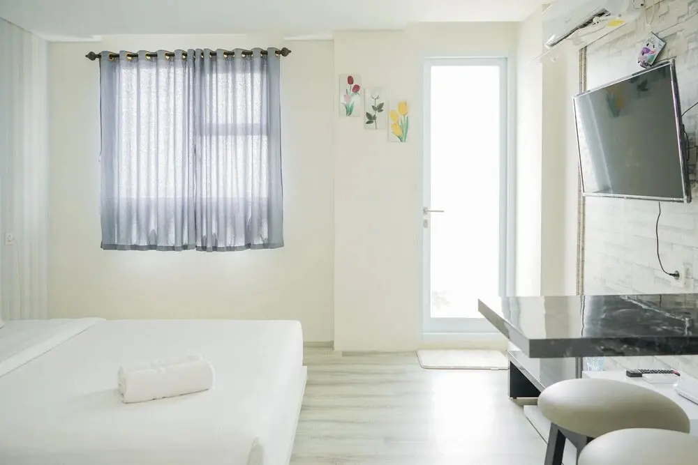 Южный Тангеранг: Chic and Spacious Studio at Bintaro Icon Apartment
