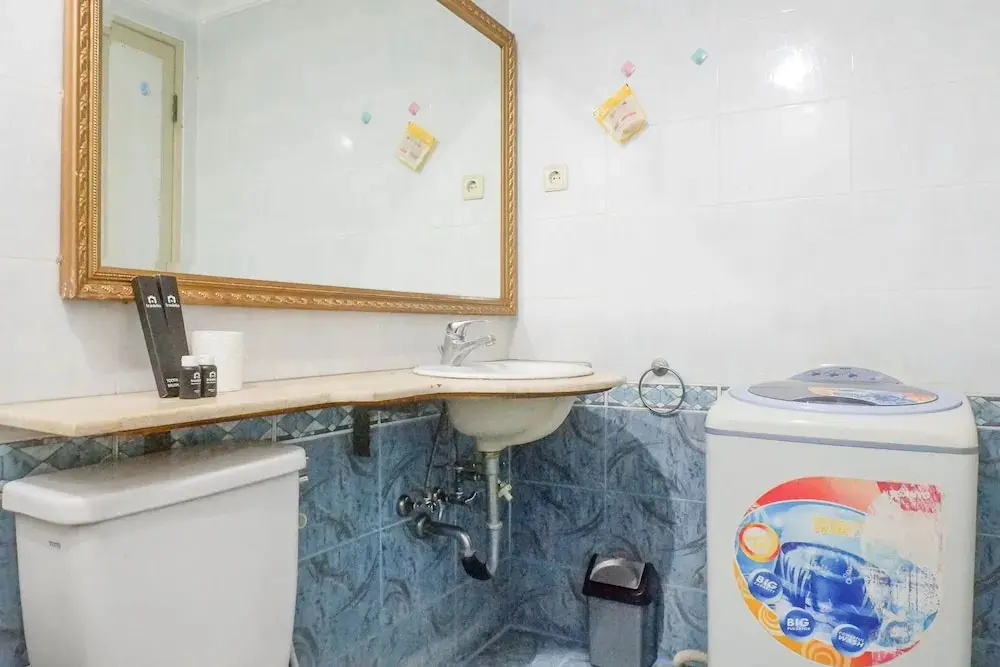 Сурабая: Spacious Classic 1BR Apartment at Taman Beverly
