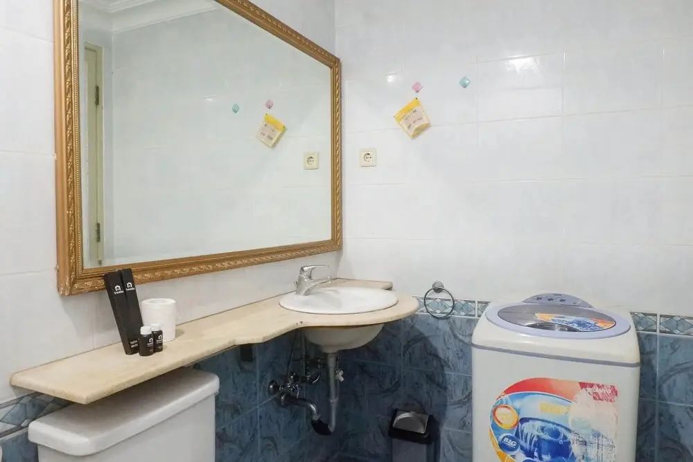 Сурабая: Spacious Classic 1BR Apartment at Taman Beverly