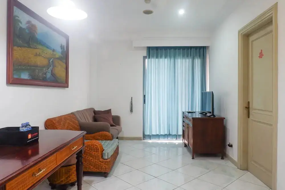 Сурабая: Spacious Classic 1BR Apartment at Taman Beverly