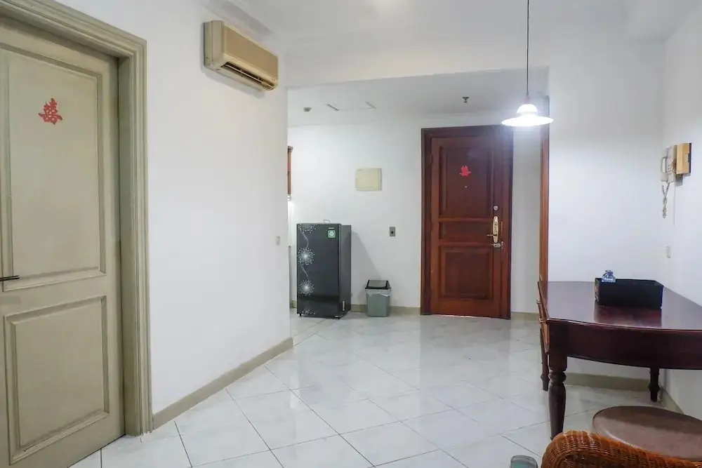 Сурабая: Spacious Classic 1BR Apartment at Taman Beverly