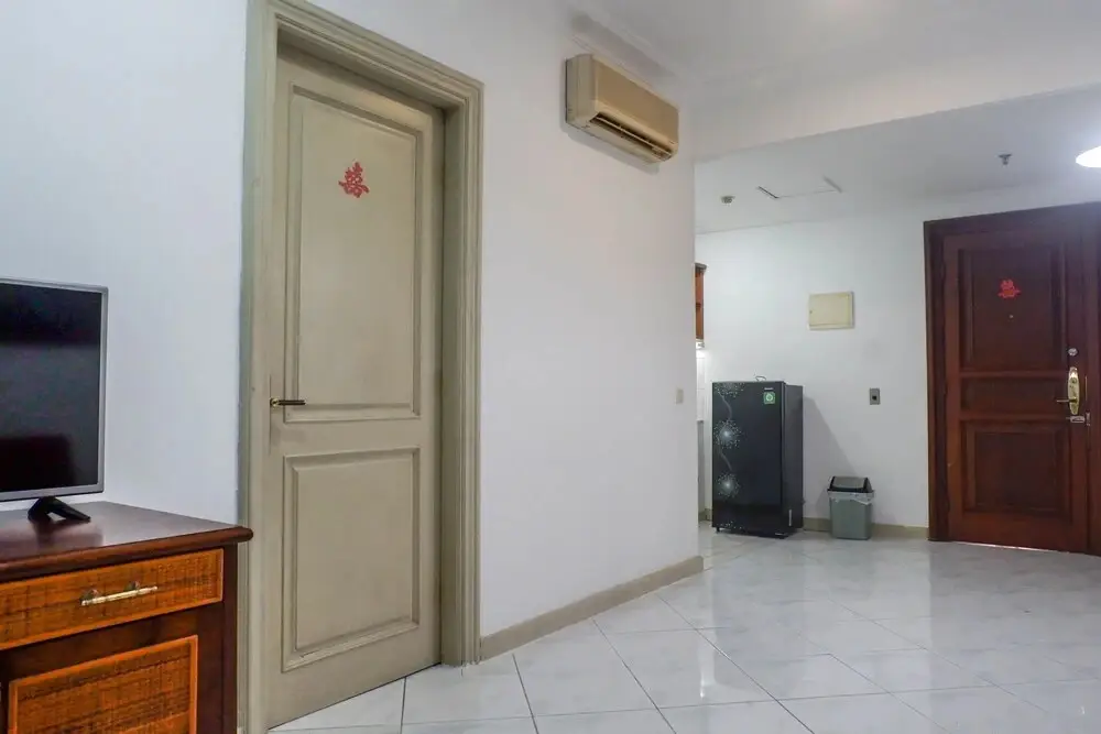 Сурабая: Spacious Classic 1BR Apartment at Taman Beverly