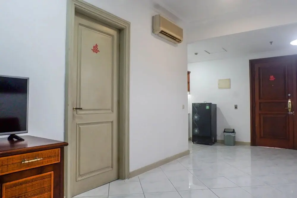 Сурабая: Spacious Classic 1BR Apartment at Taman Beverly