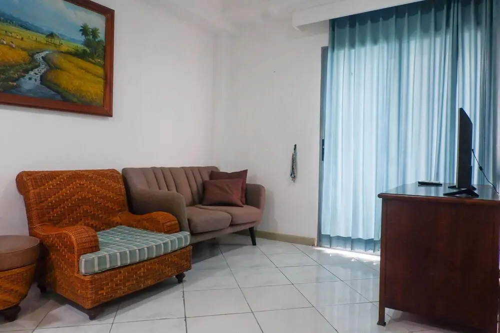Сурабая: Spacious Classic 1BR Apartment at Taman Beverly