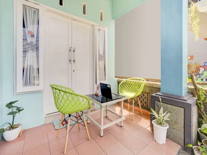Бату: Guest House Biru by OYO