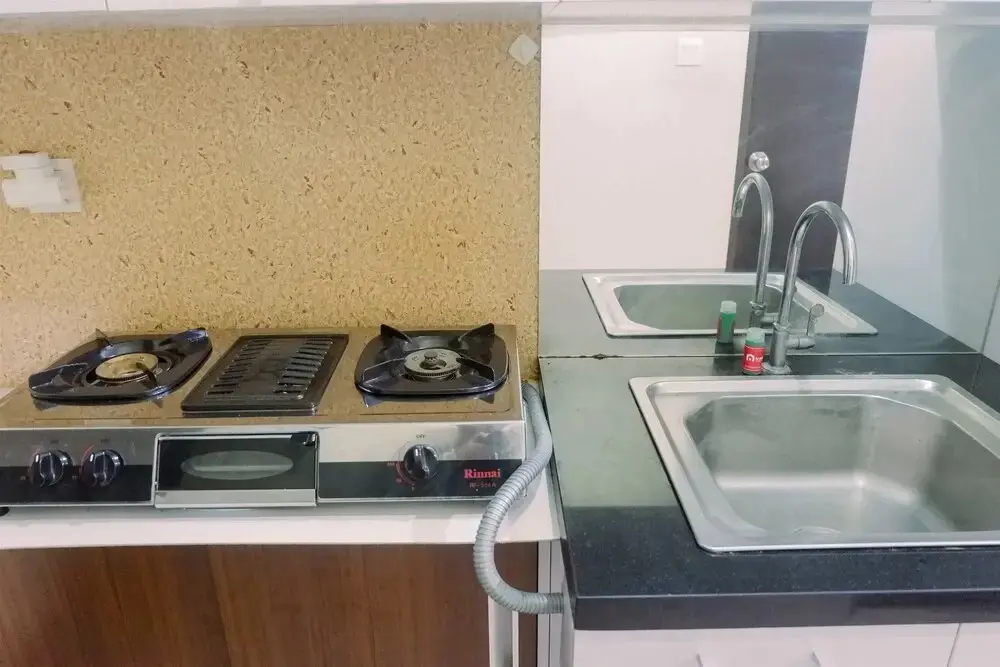 Сурабая: Compact Studio Room at Tamansari Papilio Apartment