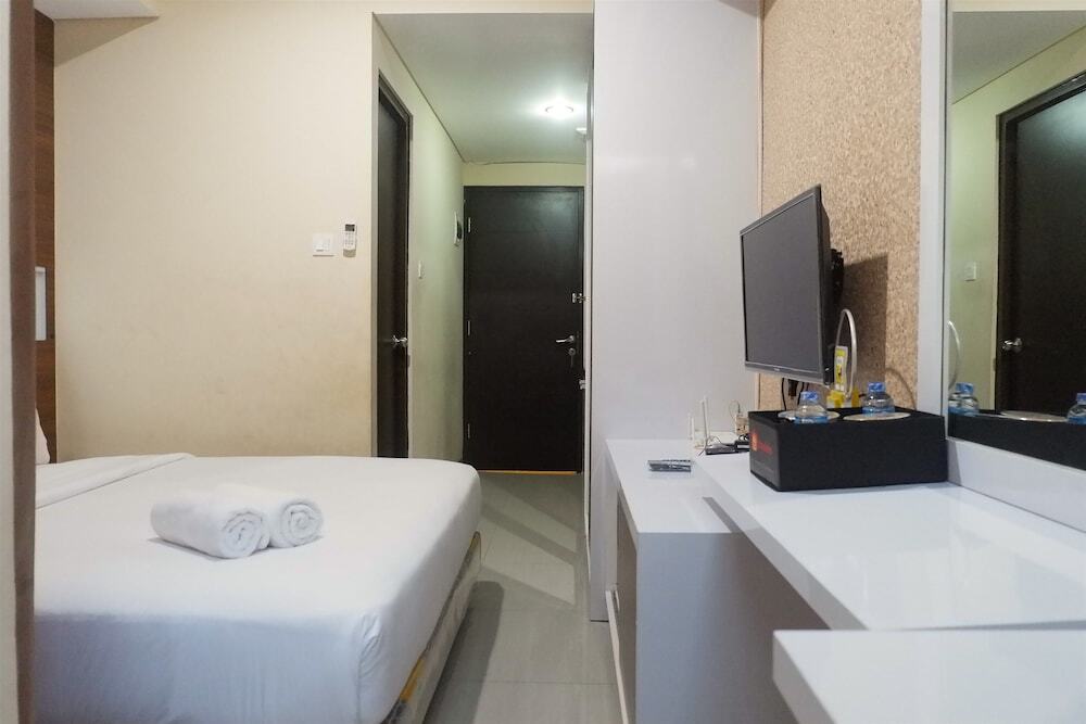 Сурабая: Compact Studio Room at Tamansari Papilio Apartment