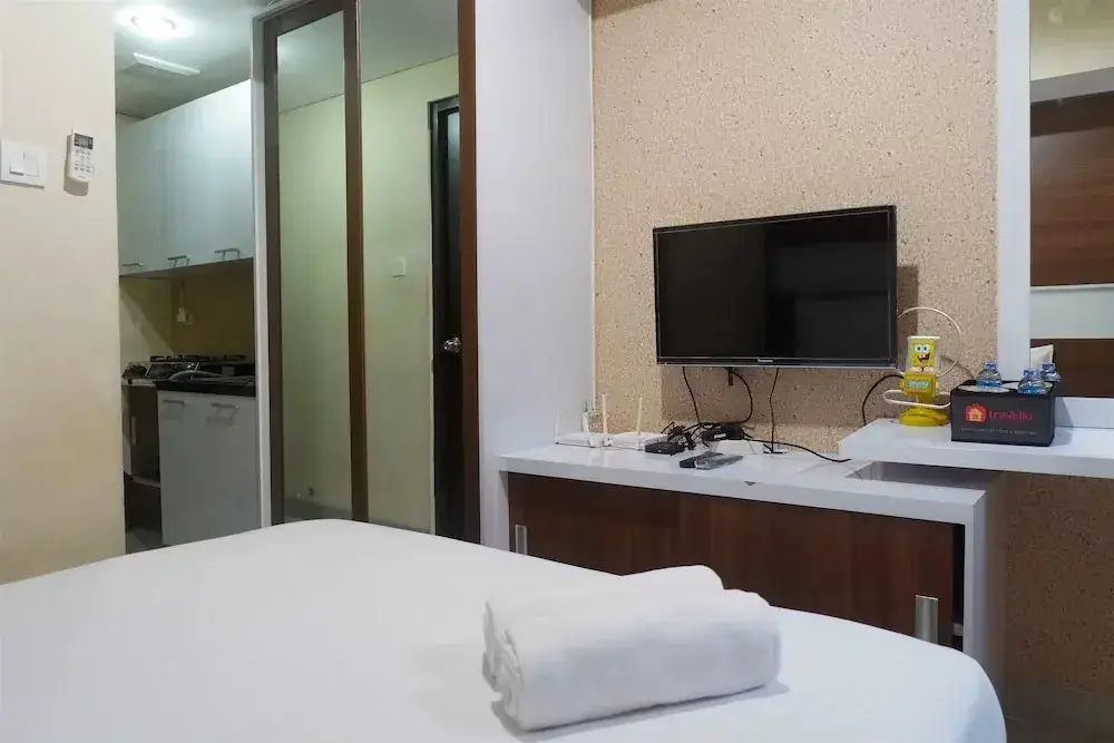 Сурабая: Compact Studio Room at Tamansari Papilio Apartment