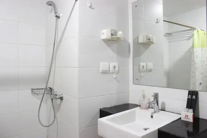 Бандунг: Comfortable Studio at Beverly Dago Apartment near ITB