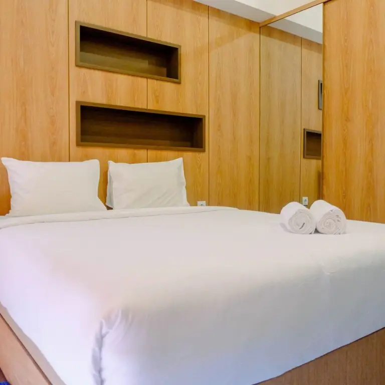 Legok: Warm Design Studio Apartment at Casa De Parco