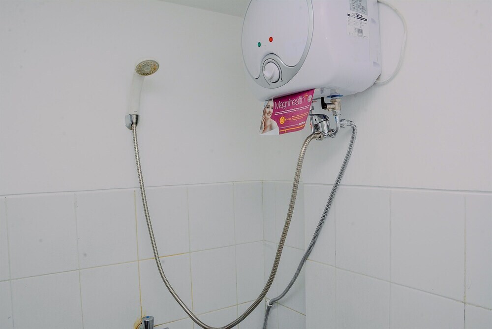 Бекаси: Comfy and Contemporer Studio Kemang View Apartment