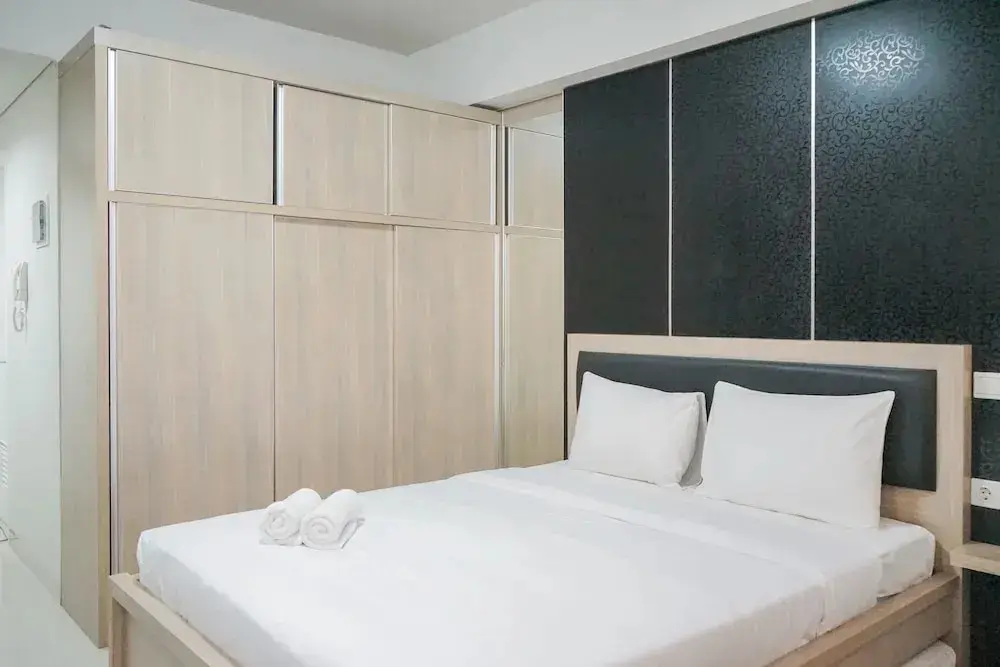 Legok: Comfy Studio at Trimezia Beverly Apartment By Travelio