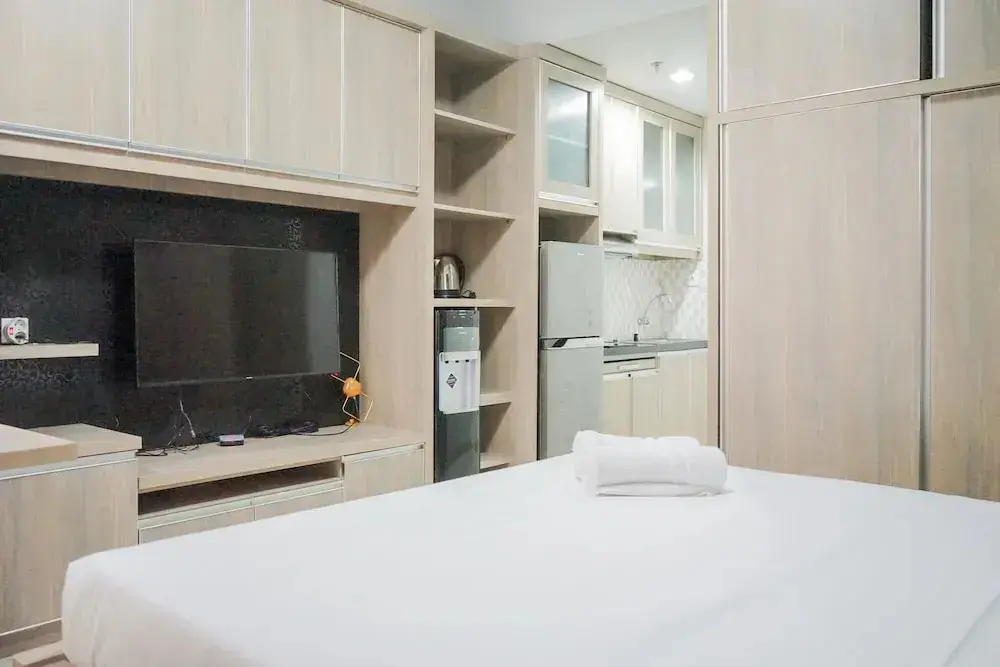 Legok: Comfy Studio at Trimezia Beverly Apartment By Travelio