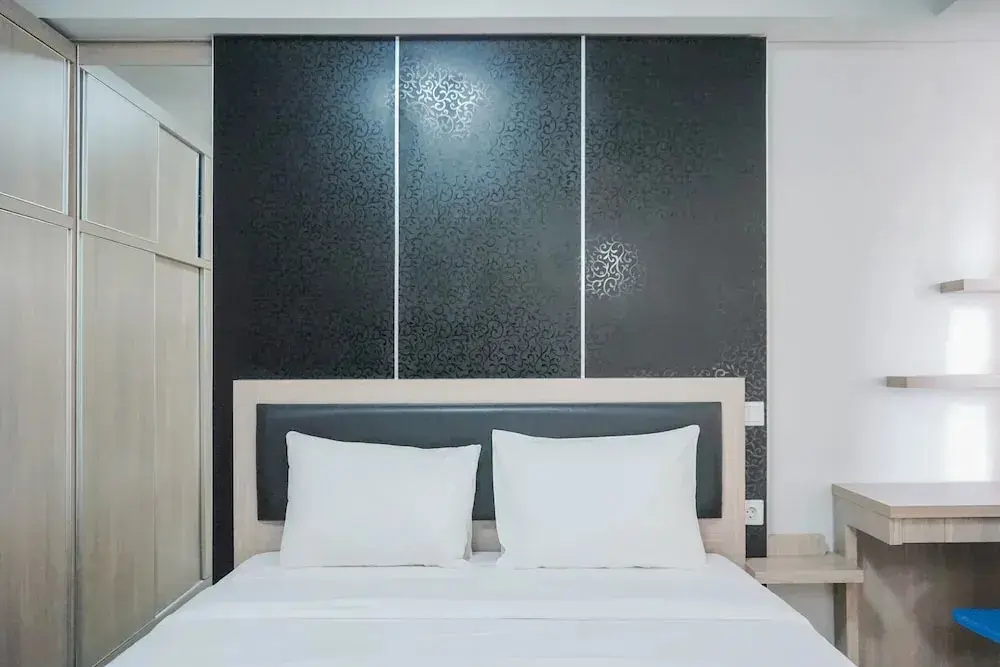 Legok: Comfy Studio at Trimezia Beverly Apartment By Travelio