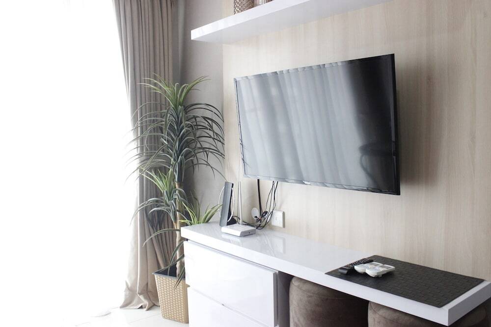 Бандунг: Modern & Stylish 2BR at Gateway Pasteur Apartment By Travelio