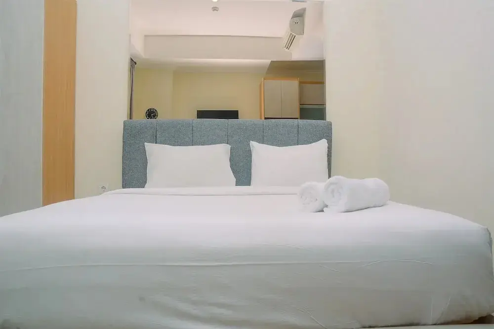 Джакарта: Pleasant and Simply Studio Room Menteng Park Apartment